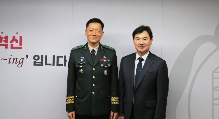 2. ミン・ジェホン学長と陸軍将軍団の会談 2. ミン・ジェホン学長と陸軍将軍団の会談