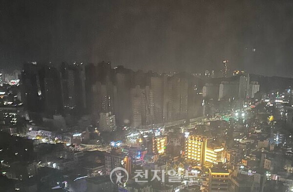 [포토] 정전으로 암흑천지가 된 천안지역 아파트