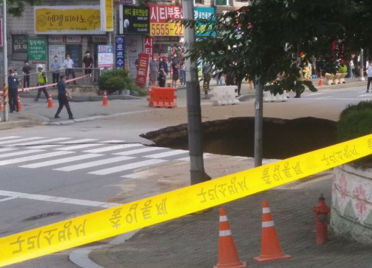 구리시 교문동 대형 싱크홀 발생…도로 통제·주민 대피령