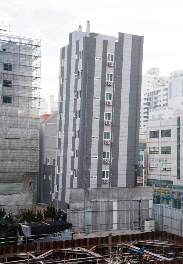 사하 ‘기우뚱빌라’ 총체적 부실…공무원·시공사대표 등 6명 입건