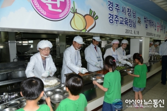 최양식 경주시장, 금장초등 급식현장 방문 '배식활동'