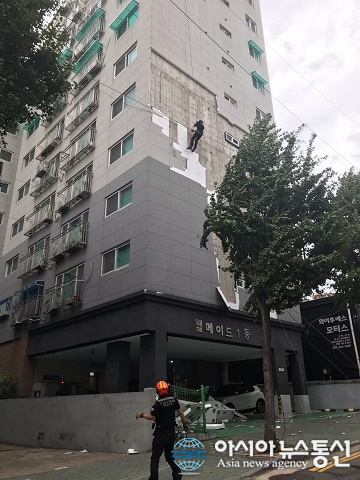 [태풍 링링 피해] 남동구 건물 외벽의 무너진 모습