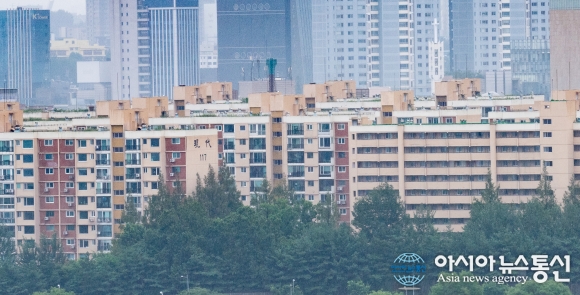 [아통 포토] 고층 빌딩 속 자리잡고 있는 압구정동 현대아파트