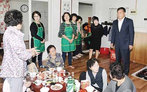 박성민 중구청장, 다운동아큰마을아파트 어르신 격려