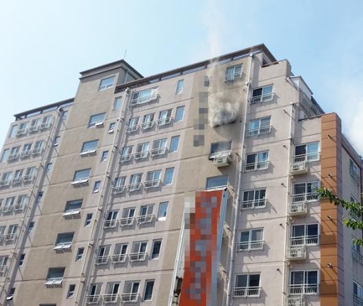 제주시 고층아파트 화재…3명 연기 흡입