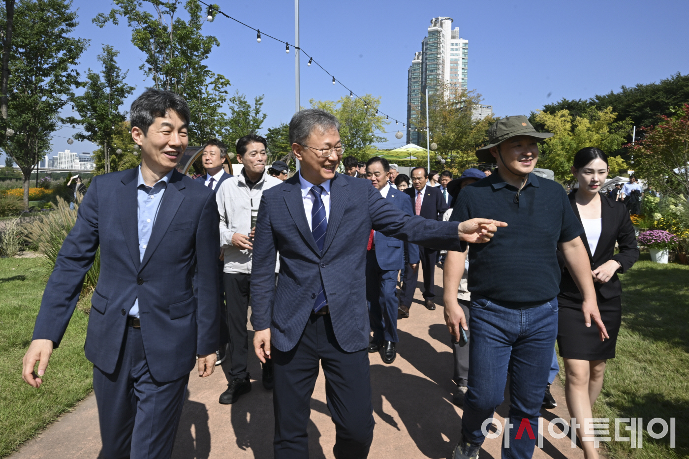[포토] 구로가든페스타 둘러보는 장인홍 구로구청장-윤건영 더불어민주당 의원