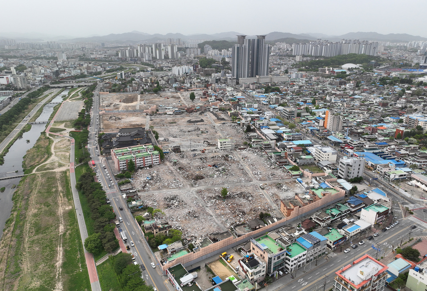 철거작업으로 분주한 청주 사직3구역 재개발 지역
