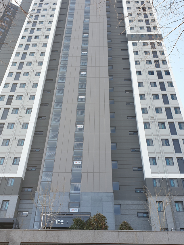 대구 수성구 한 아파트 외벽 창문에 내걸린 ‘NO 상가불매’…사연은?