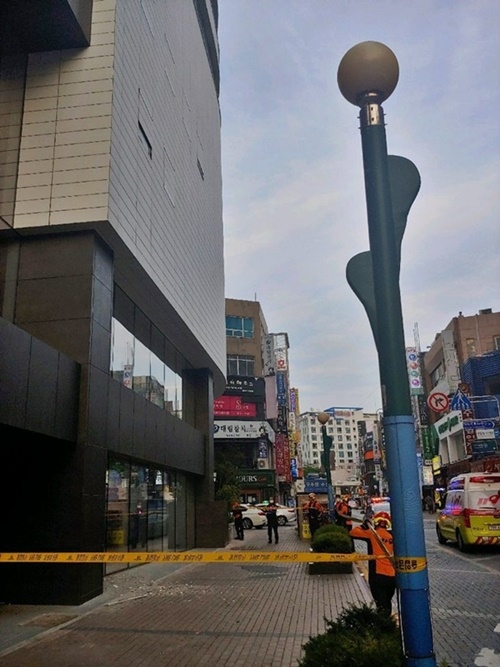부산 부산진구 서면로 건물 외벽타일 떨어져