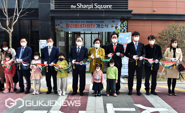 [포토] 우리동네자람터 더샵명지퍼스트월드2단지 개소식 테이프커팅하는 김석준 교육감
