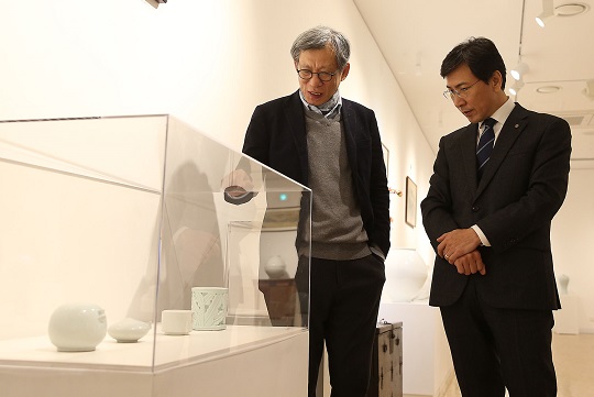 유홍준 교수, 부여군에 조선백자 100여 점 기증 약속...안희정 충남도지사 요청 성사