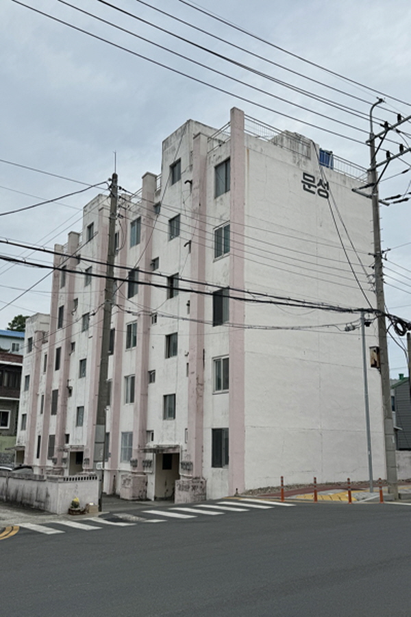 "고성 노후 아파트 공익 위해 군이 매입해야"
