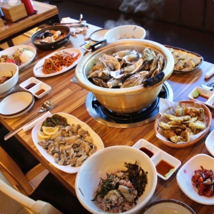 통영 중앙시장 굴구이 (Tongyeong Jungang Market Oyster Barbecue)