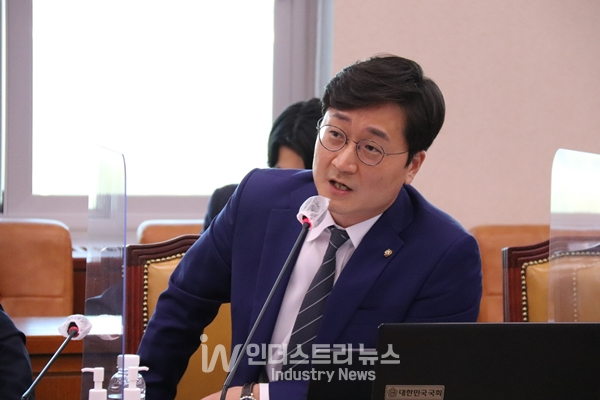 도봉구 아파트 화재… 외벽 창호 방화성능 기준 없어 피해 키웠다