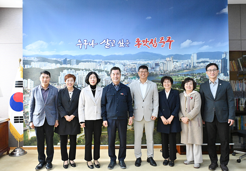 중구청장, 다운동 바르게살기위원회와 환담