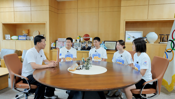 3. A Meaningful Meeting Between Chairman Lim Jong-ryong and Stars 3. A Meaningful Meeting Between Chairman Lim Jong-ryong and Stars