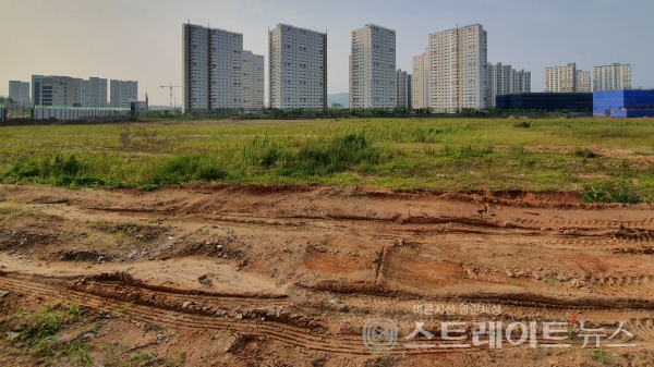 [분양 현장] '봉담2지구 중흥S-클래스 2차' 공사현장, 두 단지 다 학교 옆
