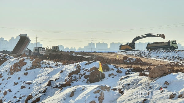 [분양 현장] 최강 한파 속 대지조성 한창 '수원당수지구 A-3·4블록 신혼희망타운' 현장