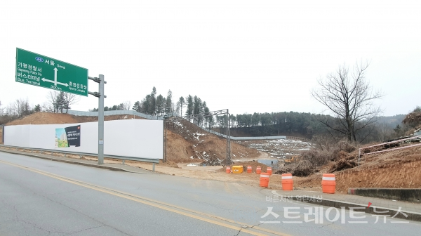 [분양 현장] 녹지에 둘러싸인 아파트 'e편한세상 가평 퍼스트원'의 공사현장