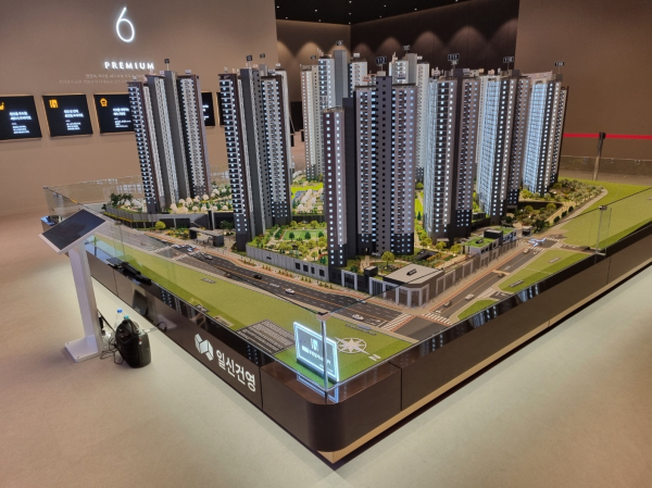 [르포] "천안의 새 랜드마크 기대감"...'천안 휴먼빌 퍼스트시티' 견본주택 방문객들로 북적