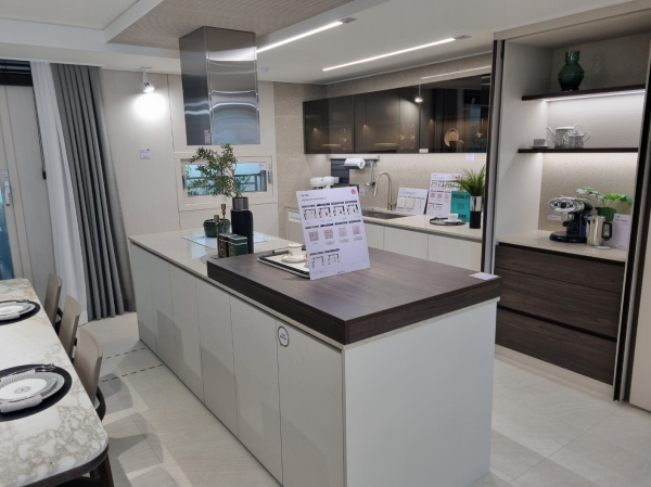 [르포] "천안의 새 랜드마크 기대감"...'천안 휴먼빌 퍼스트시티' 견본주택 방문객들로 북적