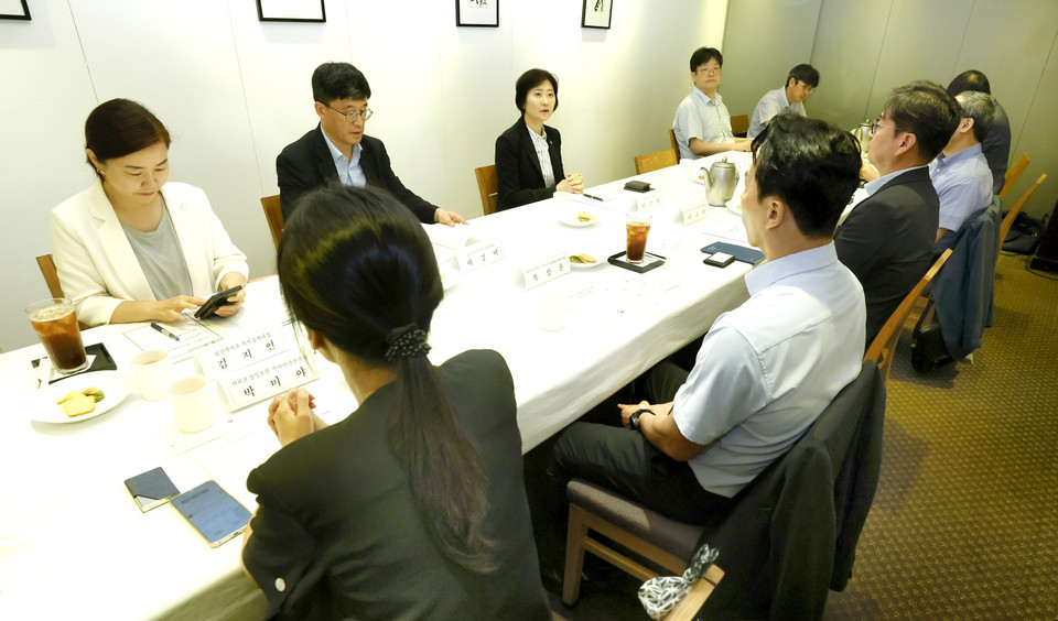 2. 関係専門家への意見聴取の具体的な進行過程