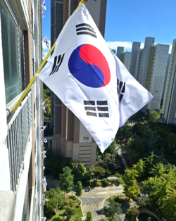 오산대역호반써밋아파트, 태극기 휘날리다